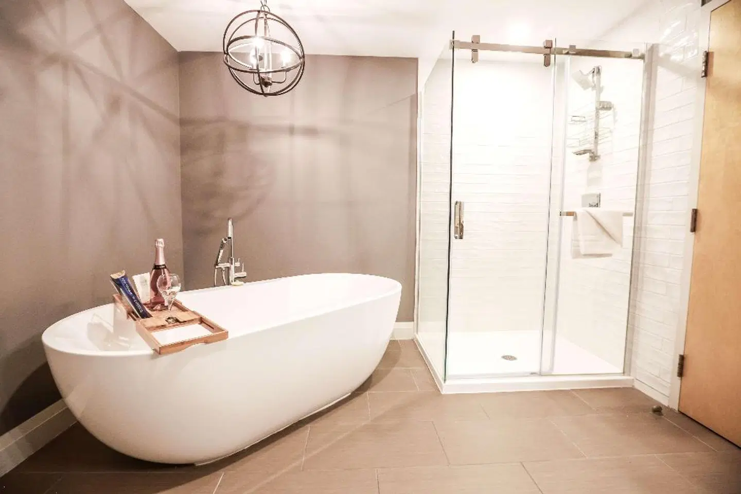 Cambridge Hotel and Conference Centre Badezimmer