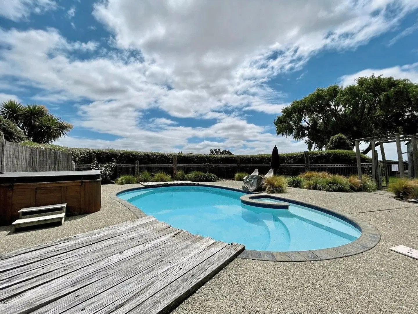 St Leonard's Vineyard Cottages OUTDOOR_POOL