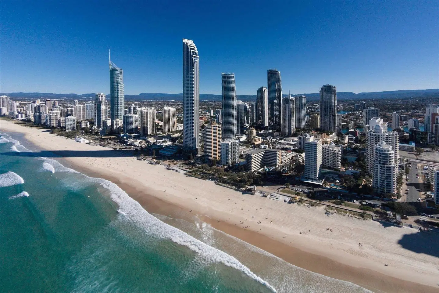 Meriton on Main Beach Strand