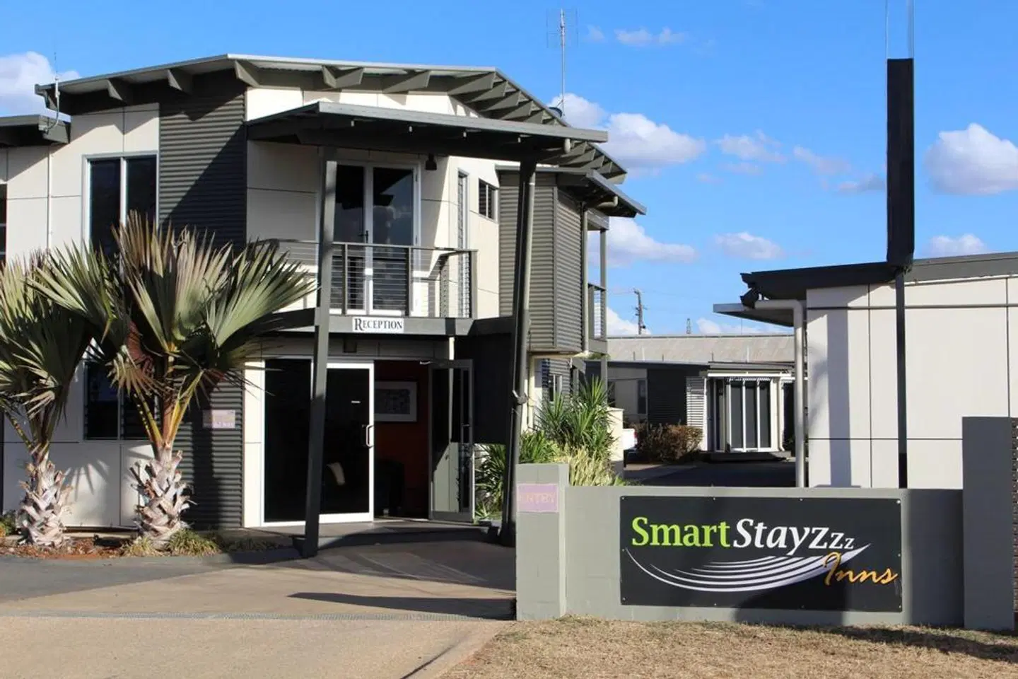 Smart Stayzzz Inns EXTERIOR