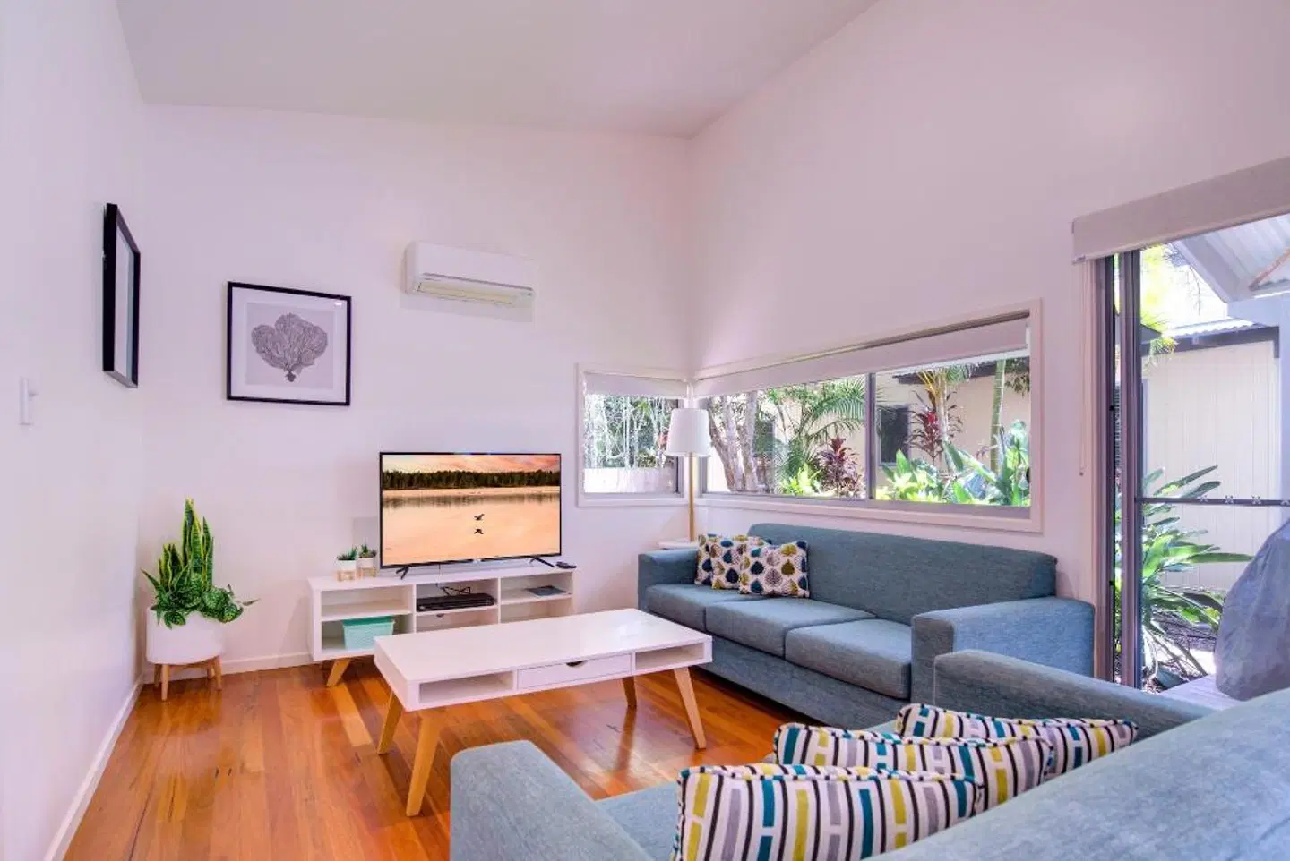 Mobys Beachside Retreat Bar