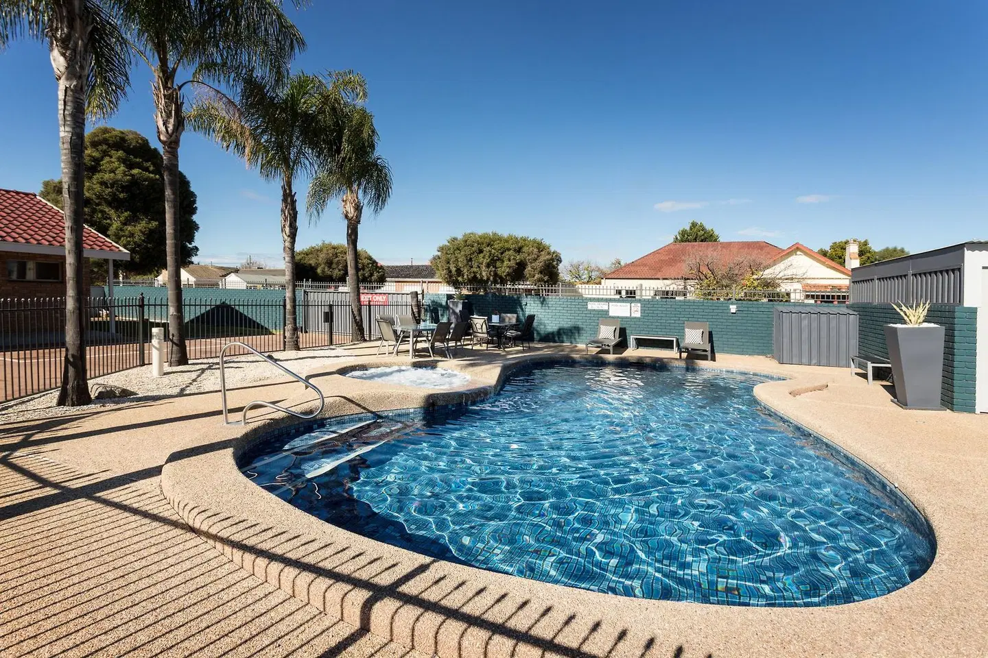 Addison Motor Inn OUTDOOR_POOL