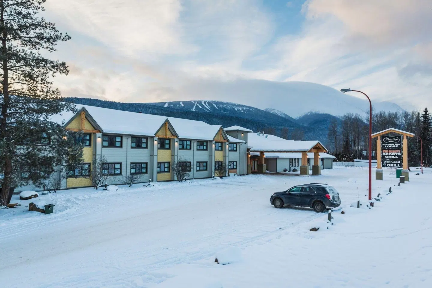 Prestige Hudson Bay Lodge EXTERIOR