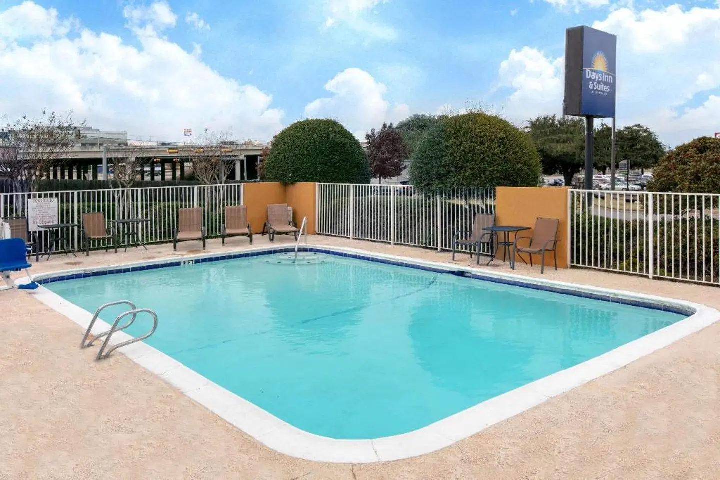 Days Inn & Suites by Wyndham Arlington Near Six Flags OUTDOOR_POOL
