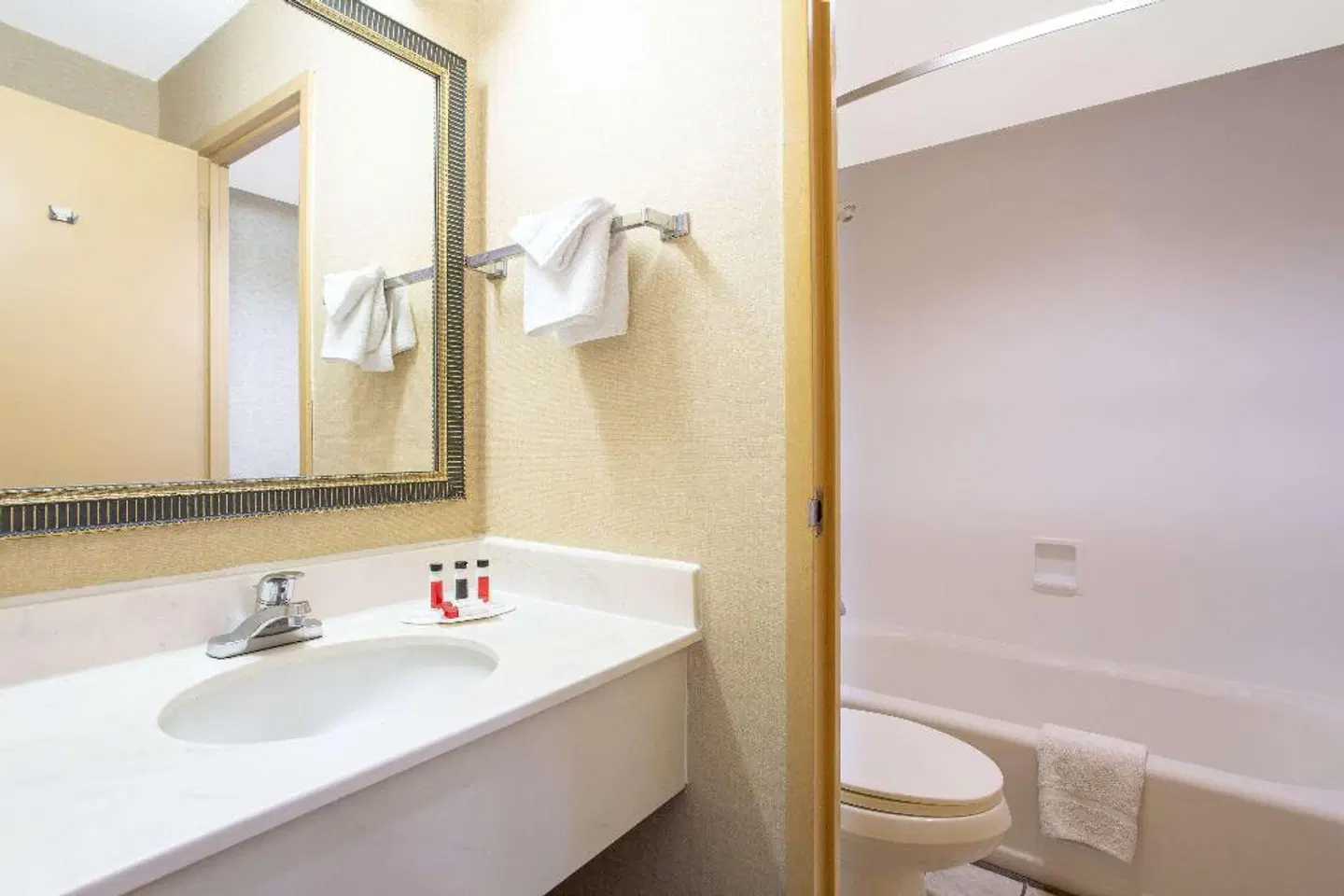 Days Inn by Wyndham College Park Badezimmer