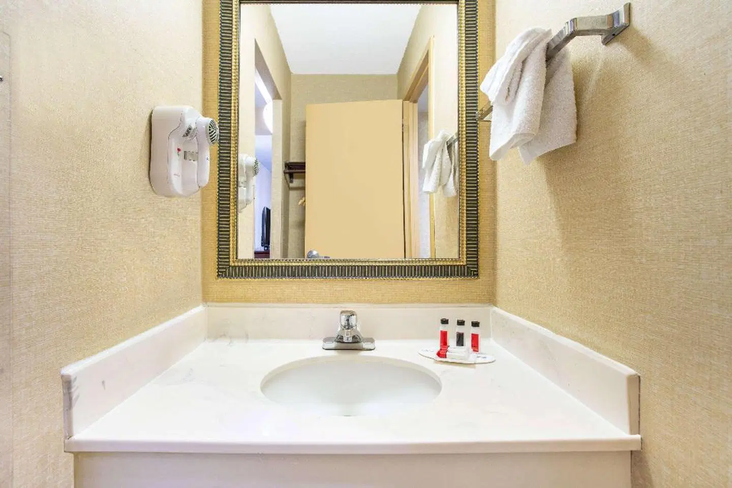 Days Inn by Wyndham College Park Badezimmer