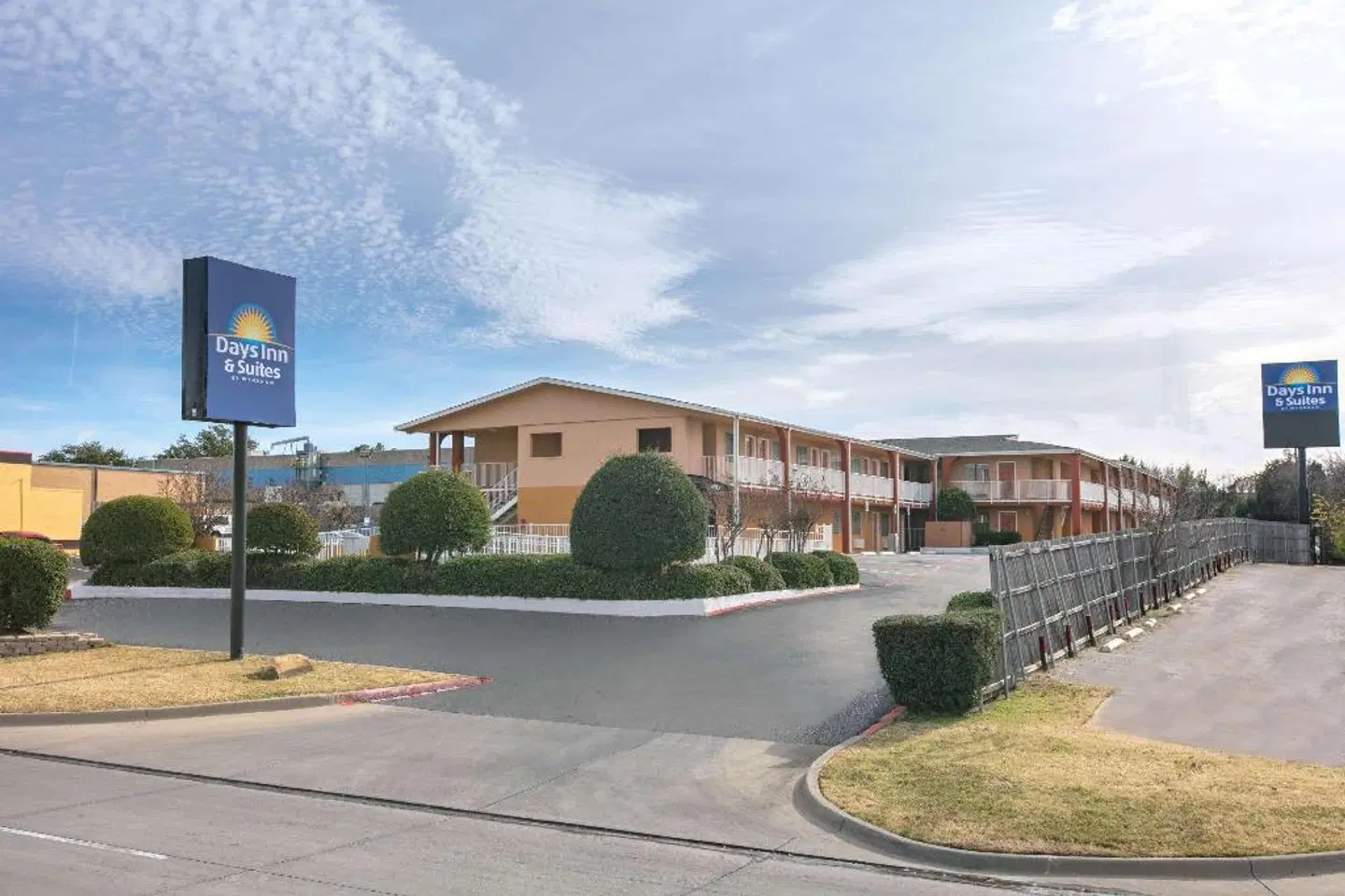 Days Inn & Suites by Wyndham Arlington Near Six Flags EXTERIOR