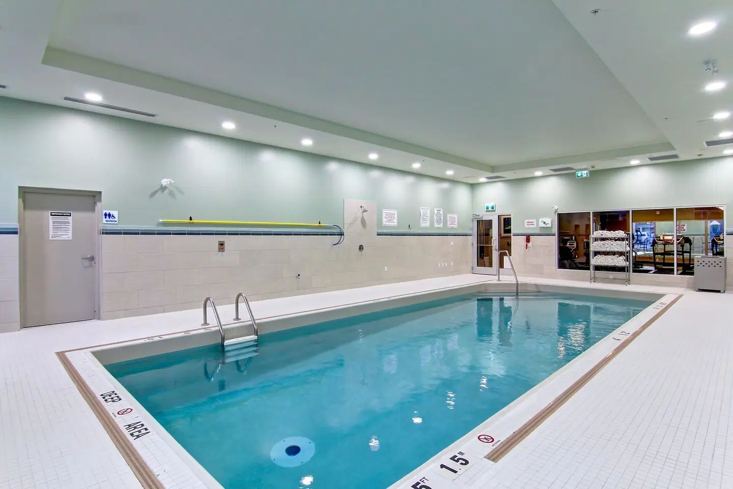 Holiday Inn Express & Suites Oshawa Downtown - Toronto Area by IHG Hallenbad
