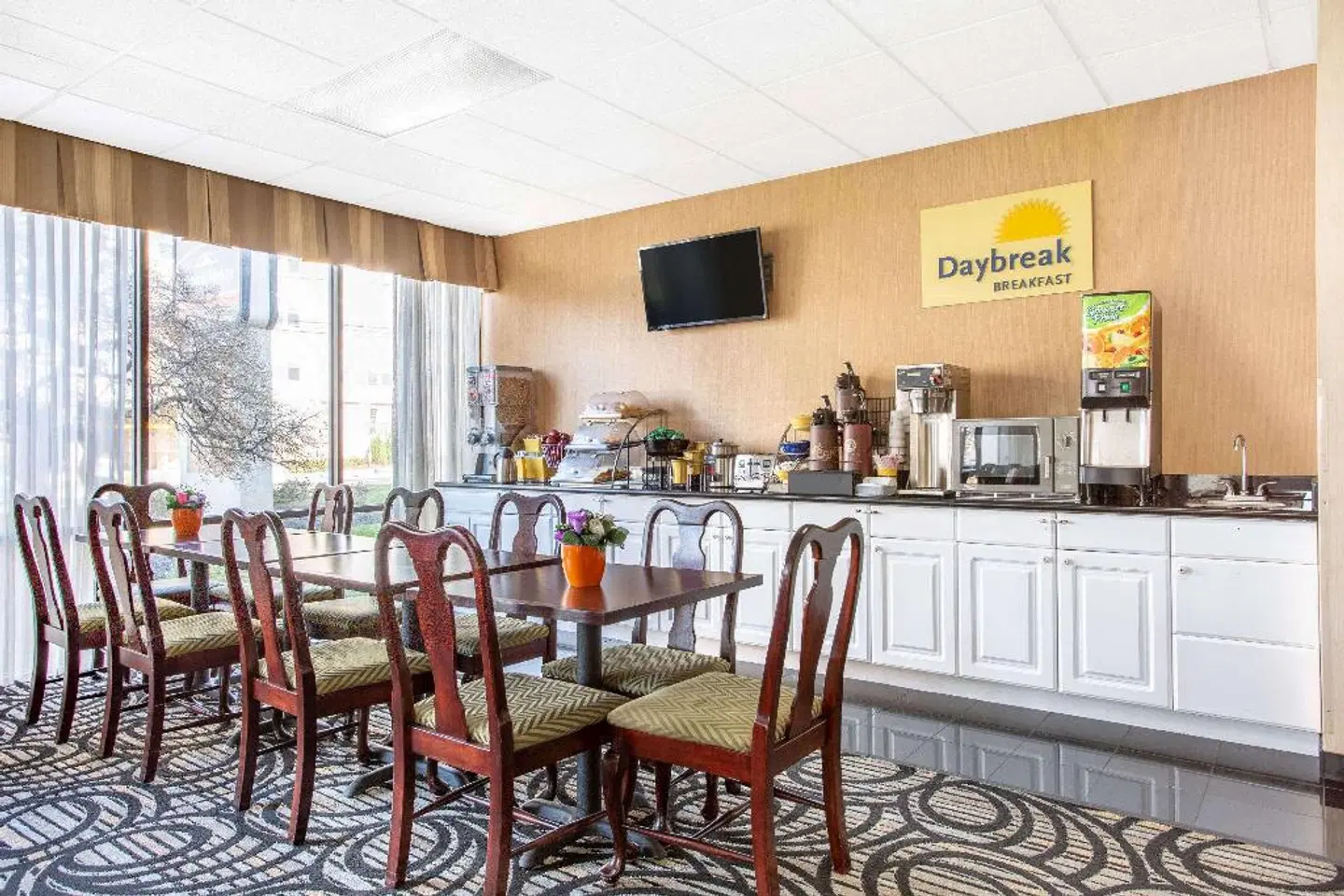 Days Inn by Wyndham College Park Bar