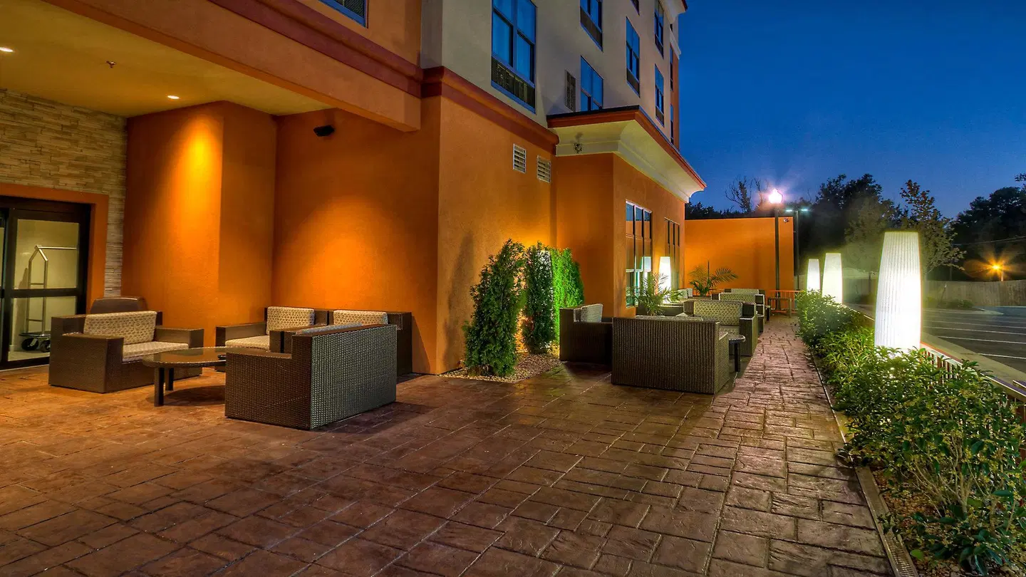 Holiday Inn & Suites Tupelo North by IHG LOUNGE_LOBBY