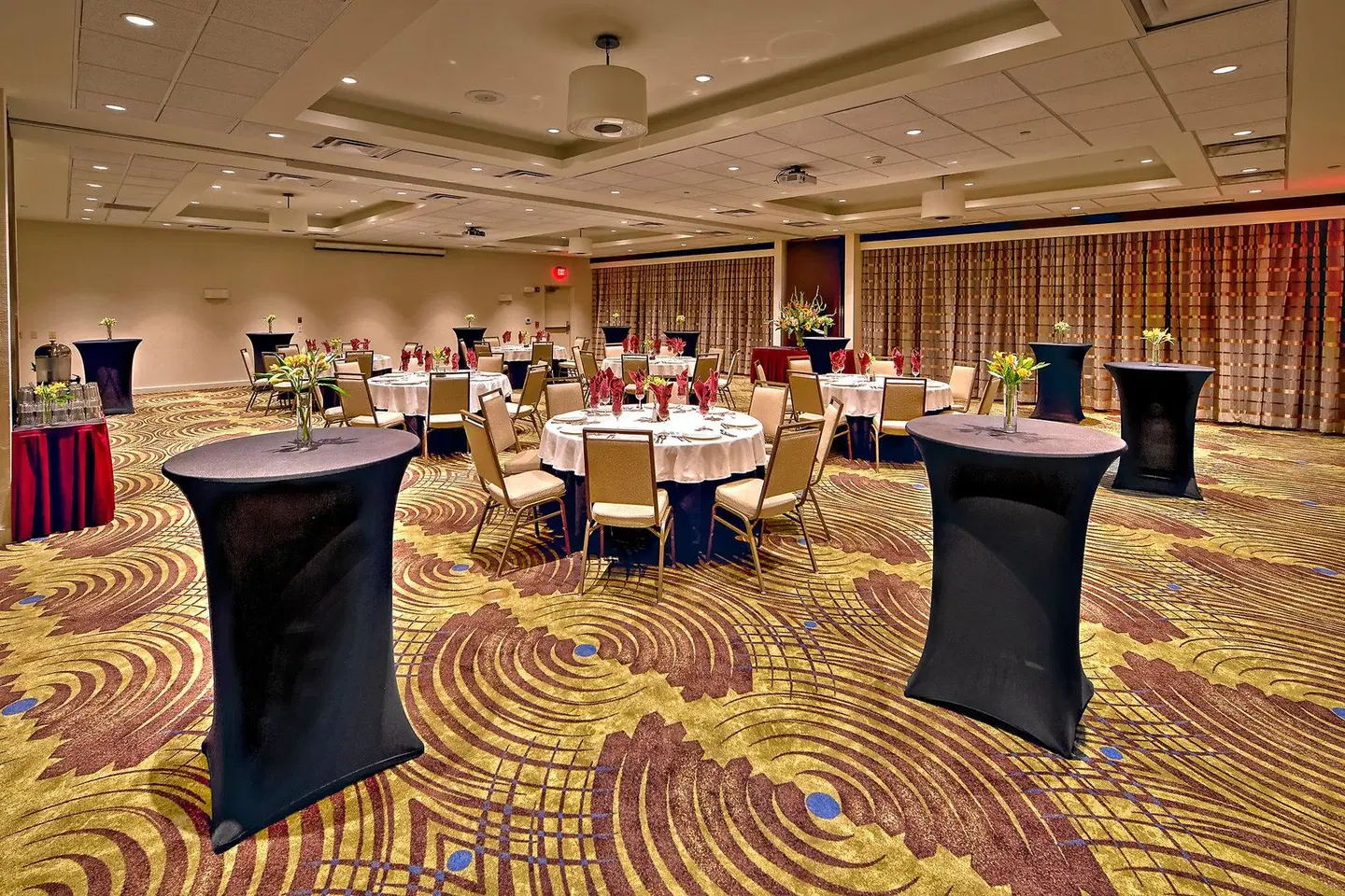 Holiday Inn & Suites Tupelo North by IHG Bar