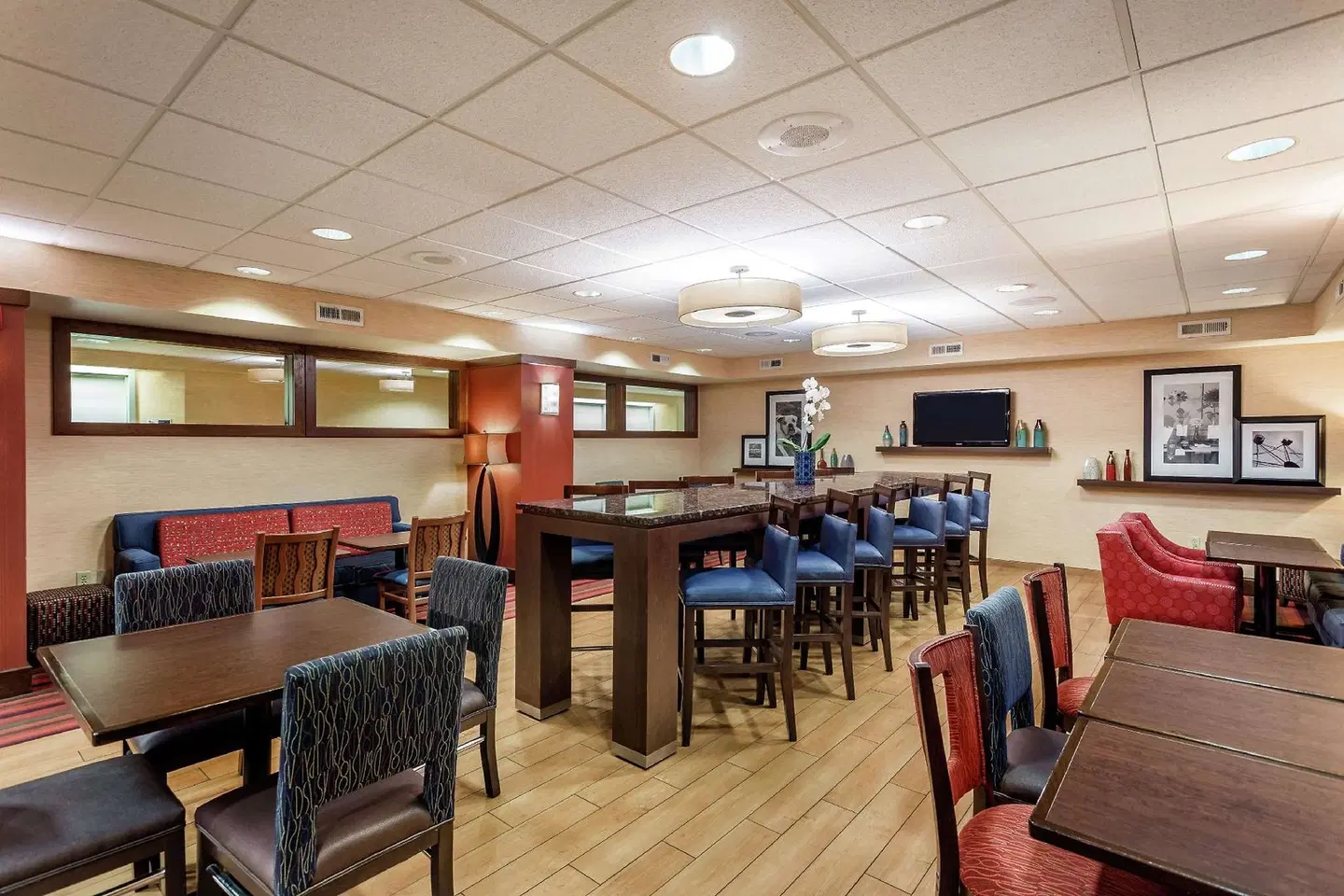 Hampton Inn Milwaukee Airport Bar