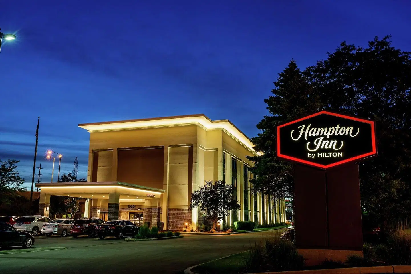 Hampton Inn Milwaukee-Northwest EXTERIOR
