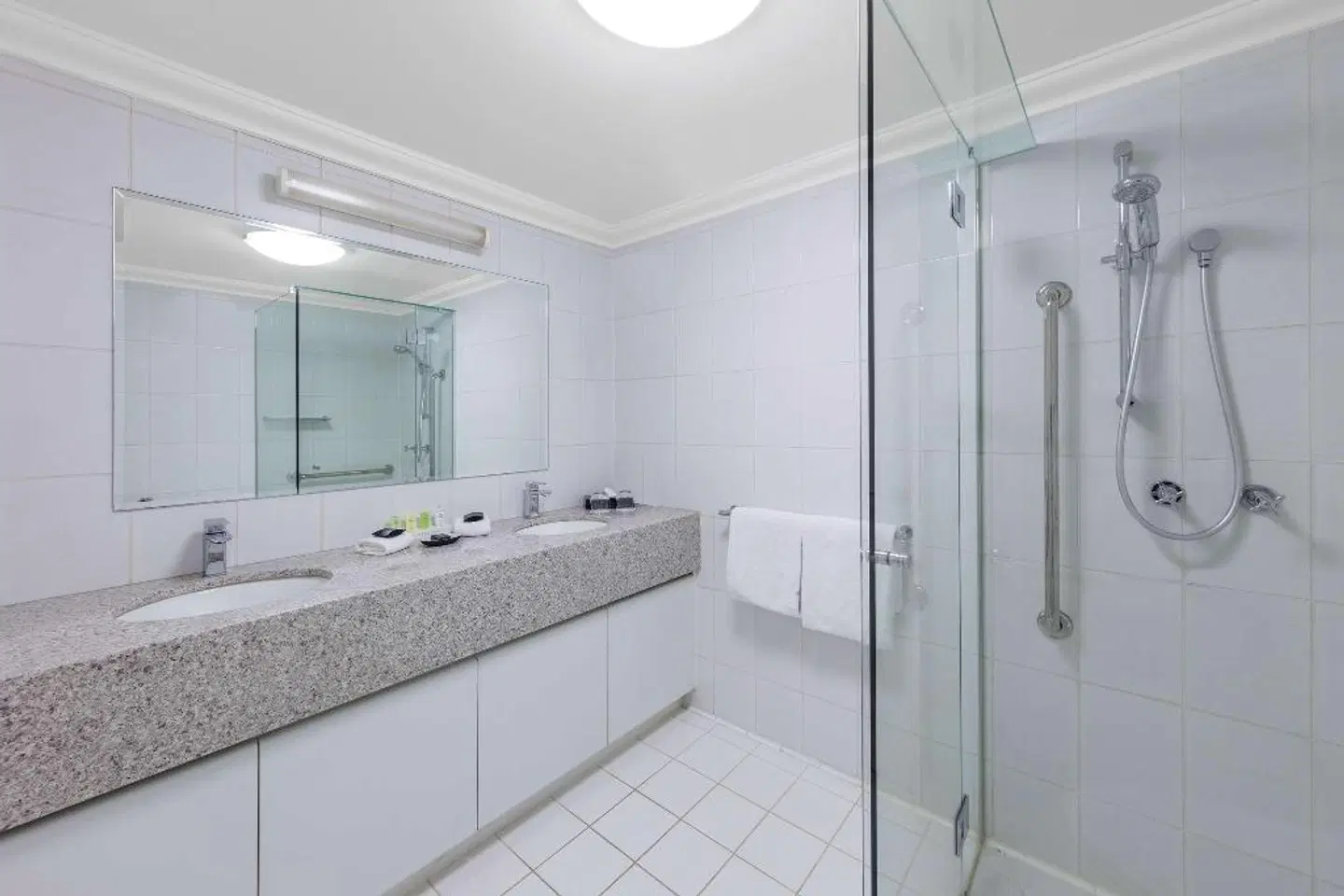 Kimberley Gardens Hotel & Serviced Apartments Badezimmer