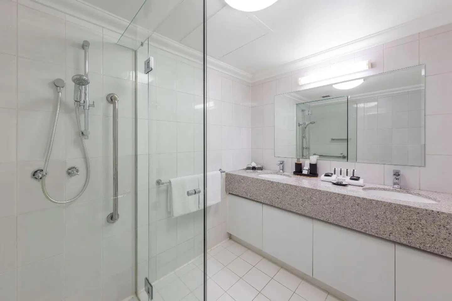 Kimberley Gardens Hotel & Serviced Apartments Badezimmer