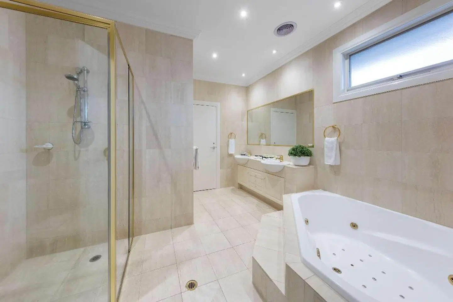 Kimberley Gardens Hotel & Serviced Apartments Badezimmer
