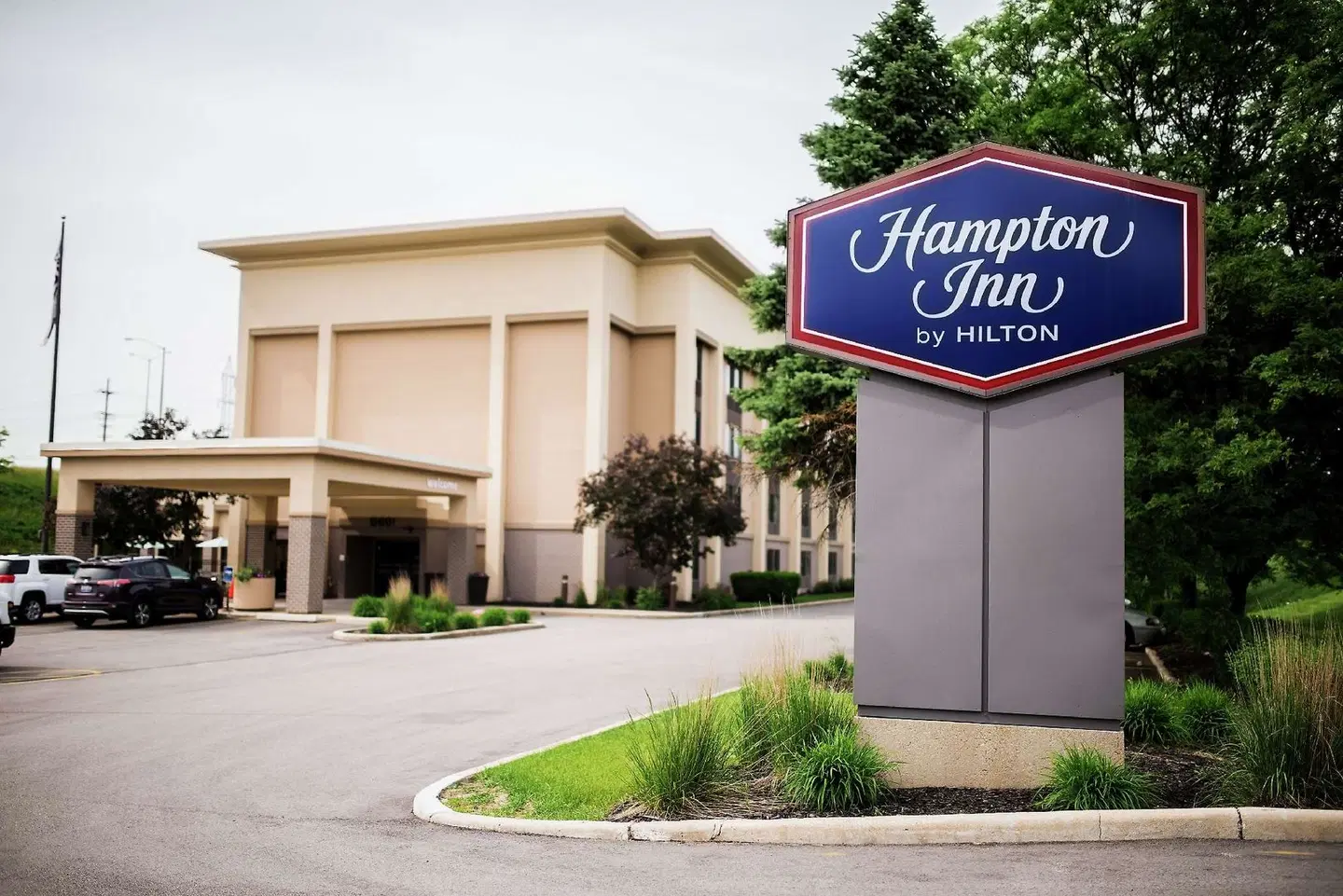 Hampton Inn Milwaukee-Northwest EXTERIOR
