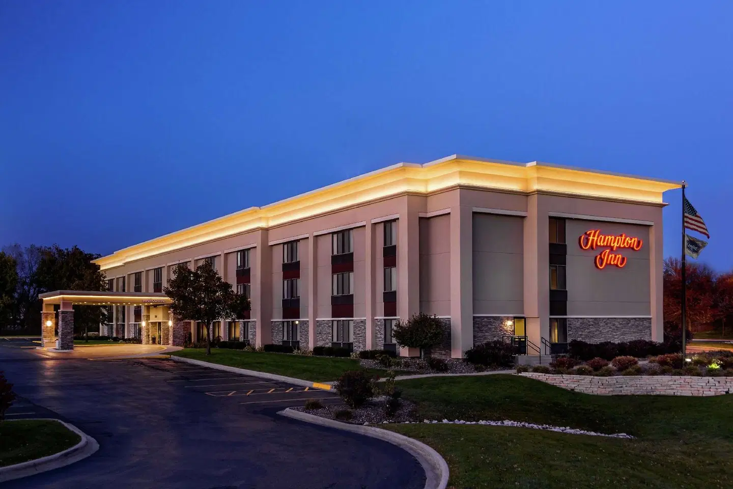 Hampton Inn Milwaukee Airport EXTERIOR