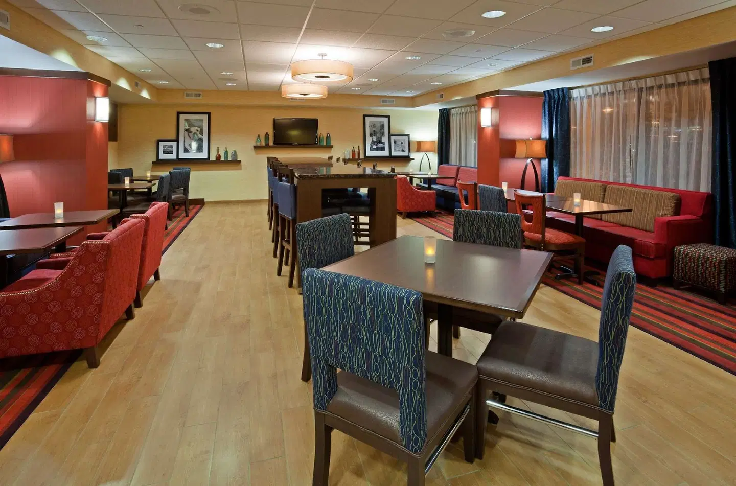Hampton Inn Milwaukee Airport Bar