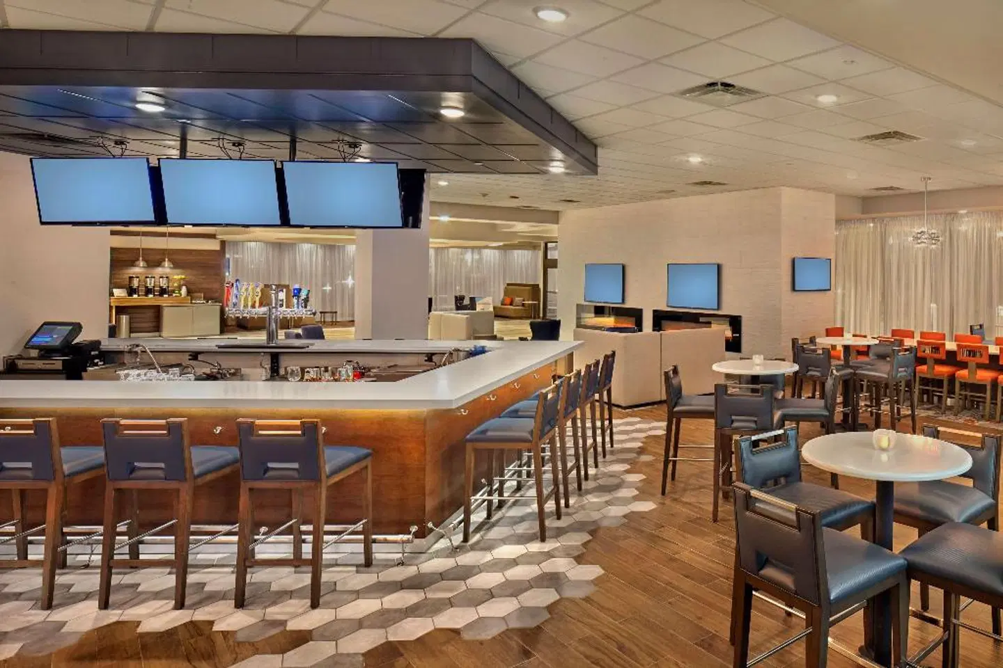 DoubleTree by Hilton Little Rock Bar