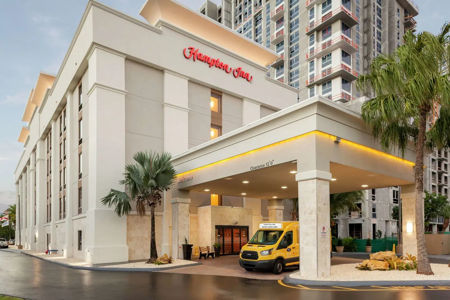 Hampton Inn Miami Dadeland EXTERIOR