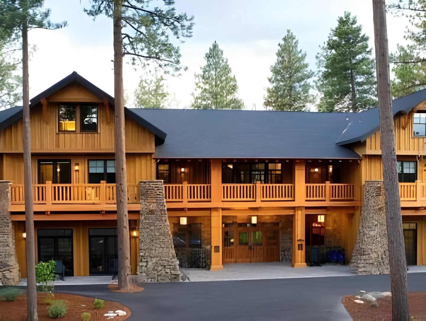 FivePine Lodge EXTERIOR