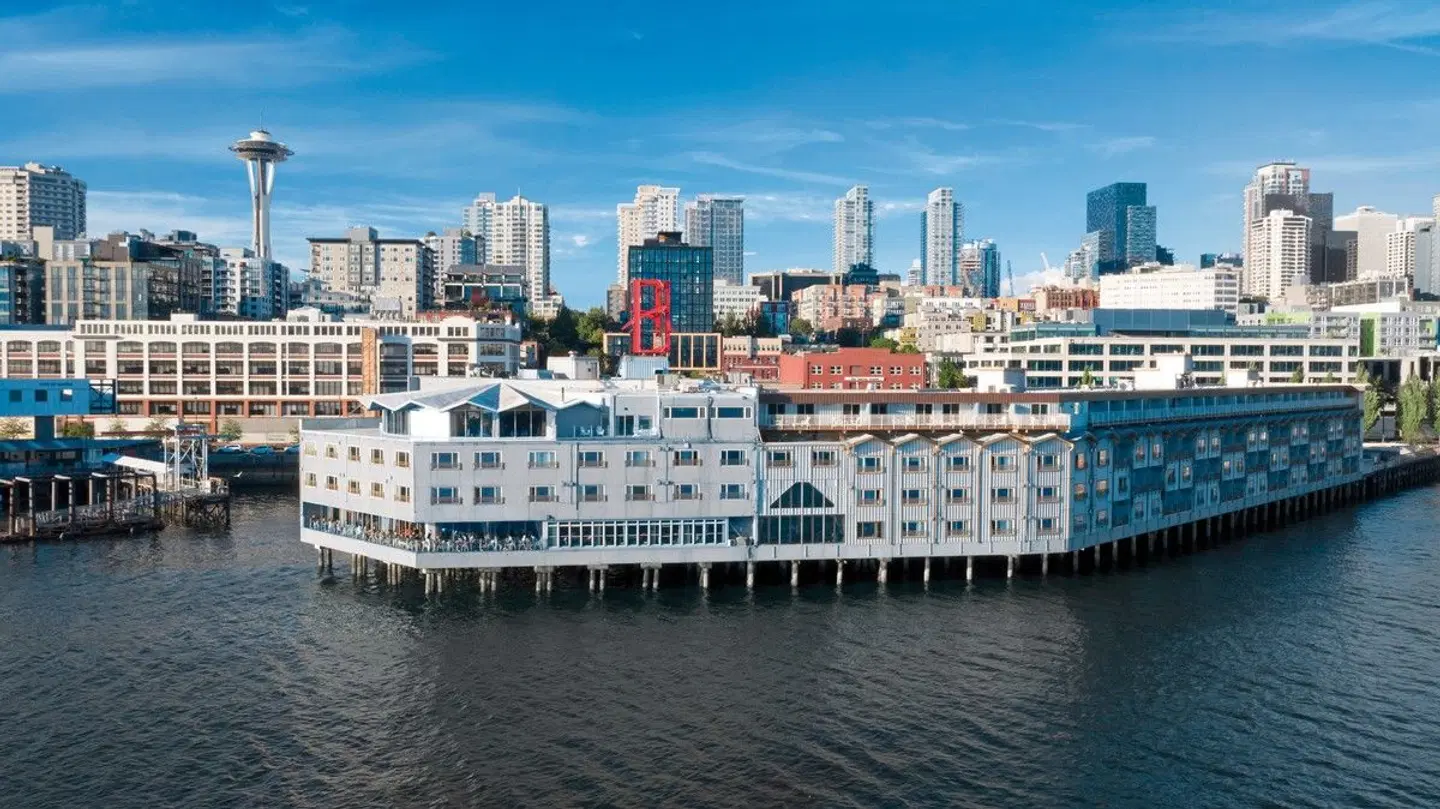 The Edgewater Hotel EXTERIOR
