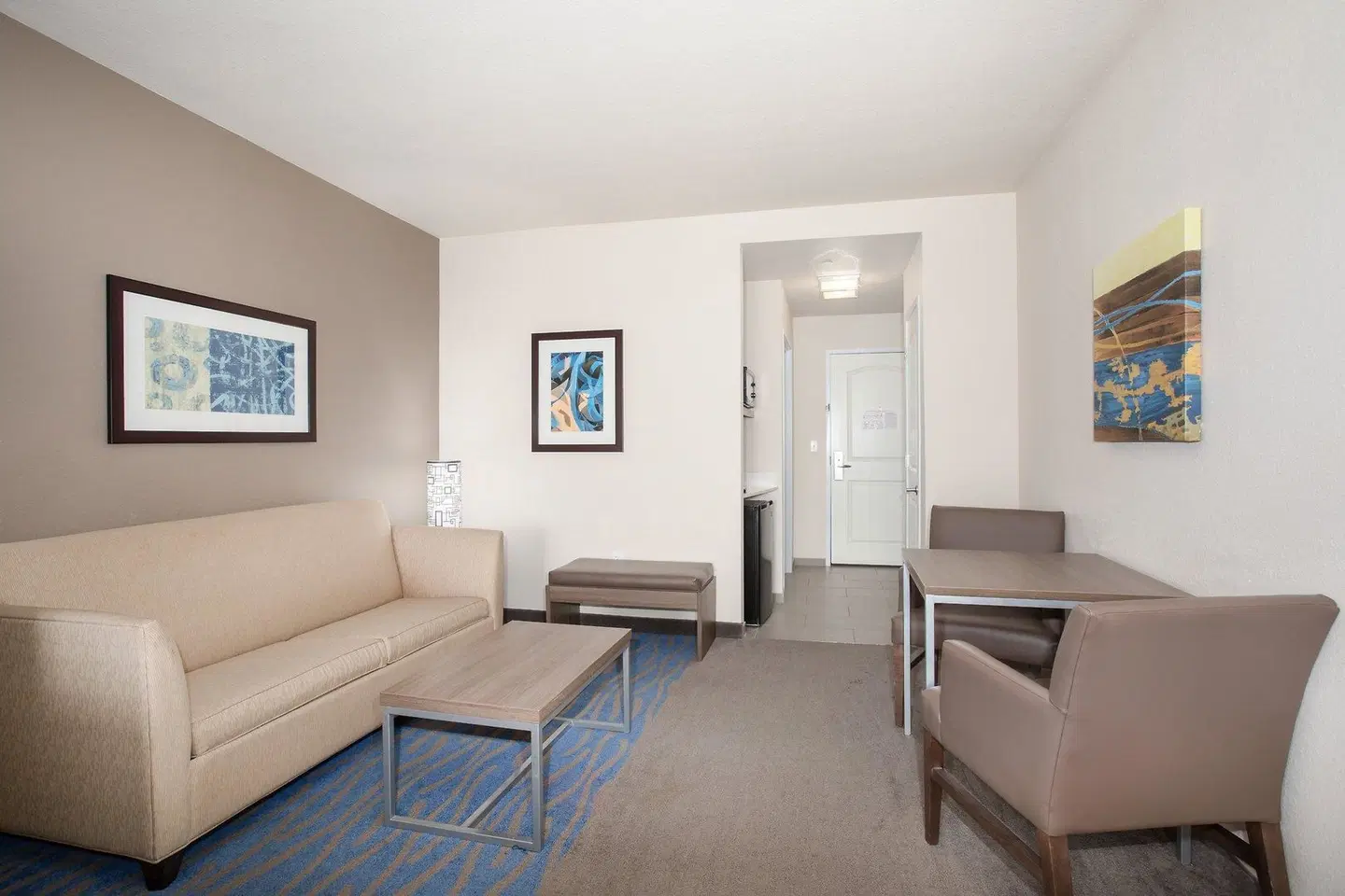 Holiday Inn Express & Suites Manhattan by IHG ROOM_EXAMPLE
