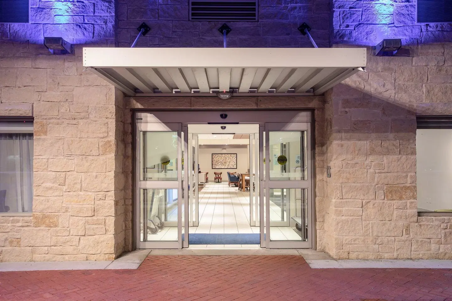 Holiday Inn Express & Suites Manhattan by IHG LOUNGE_LOBBY