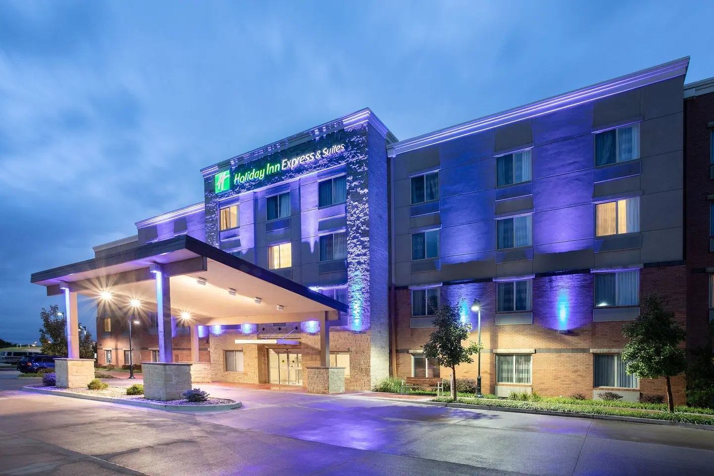 Holiday Inn Express & Suites Manhattan by IHG EXTERIOR