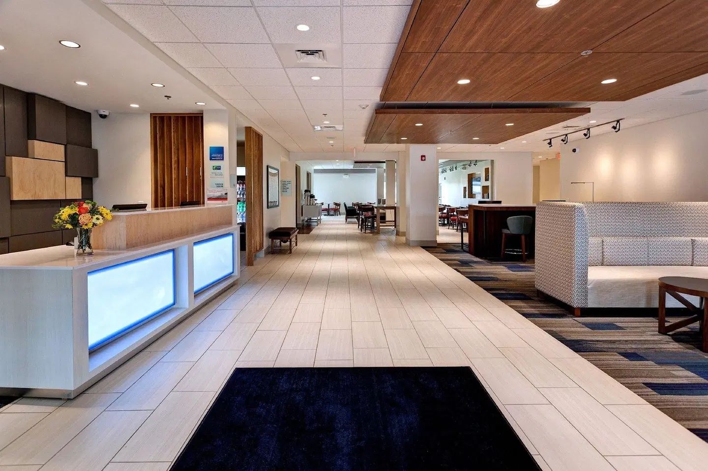 Holiday Inn Express & Suites Manhattan by IHG LOUNGE_LOBBY