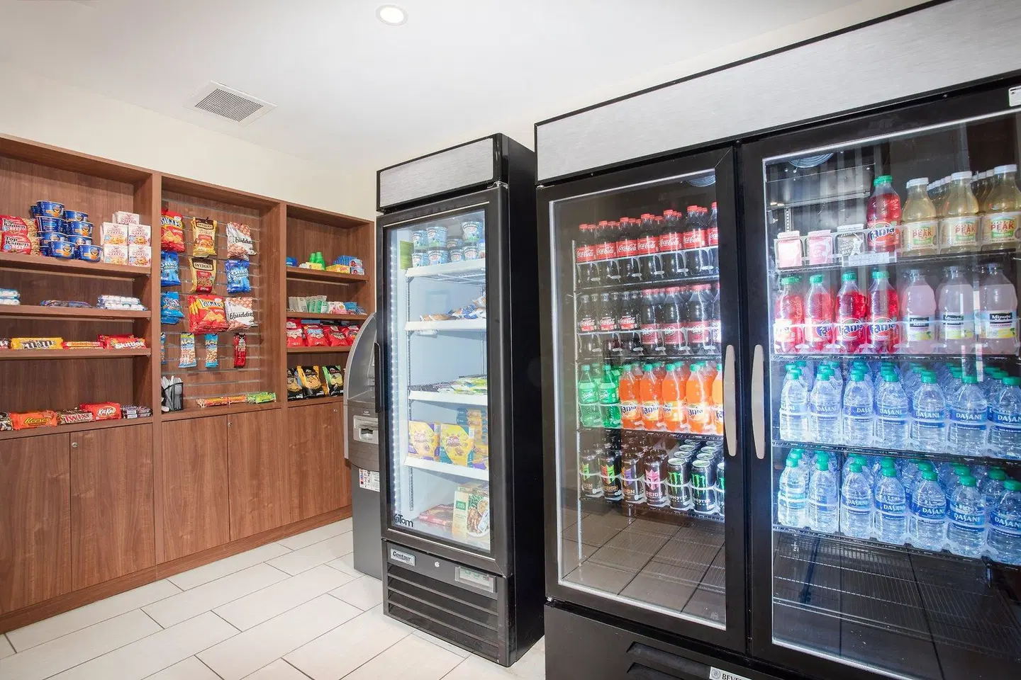 Holiday Inn Express & Suites Manhattan by IHG Bar