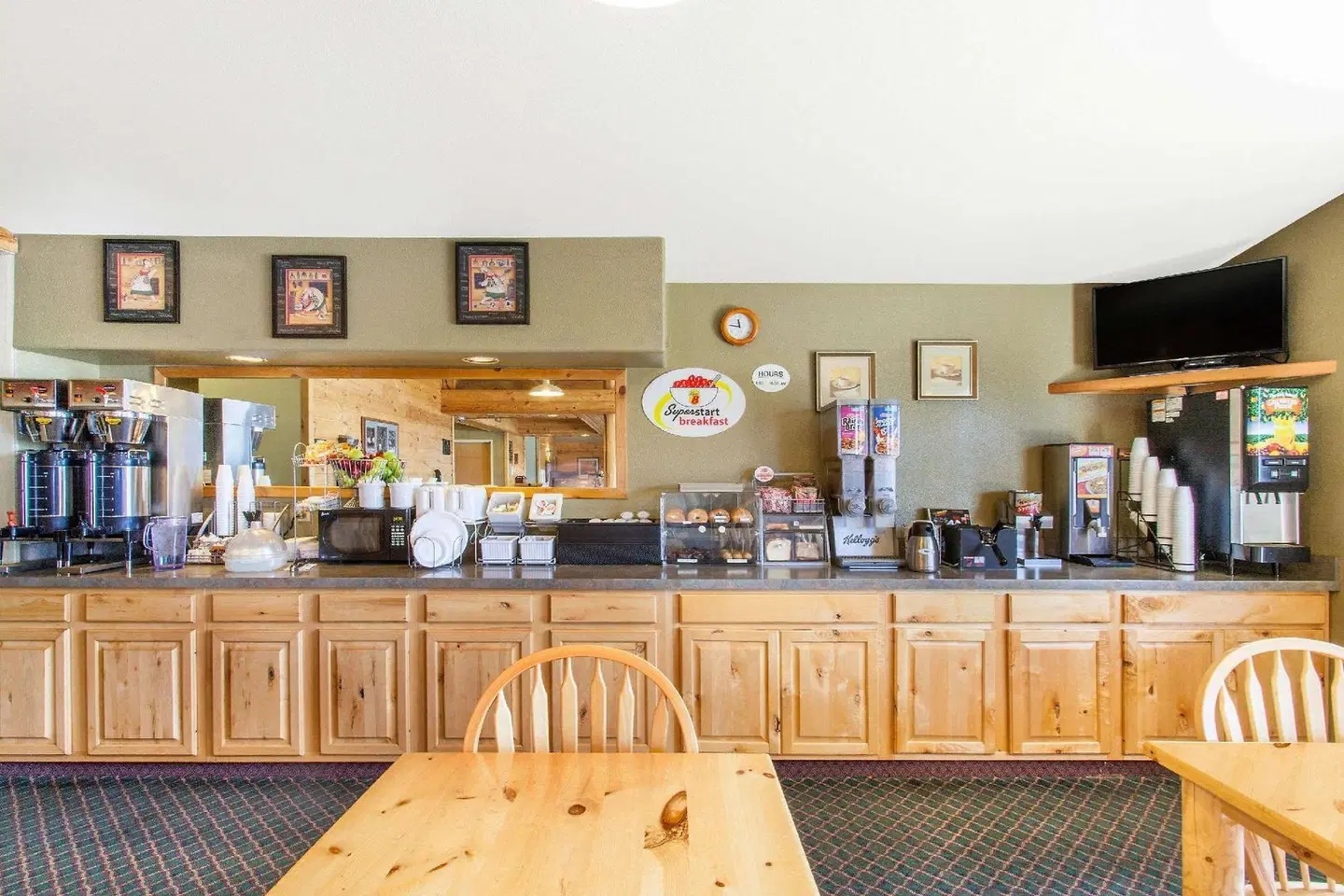 Super 8 by Wyndham McCall Bar