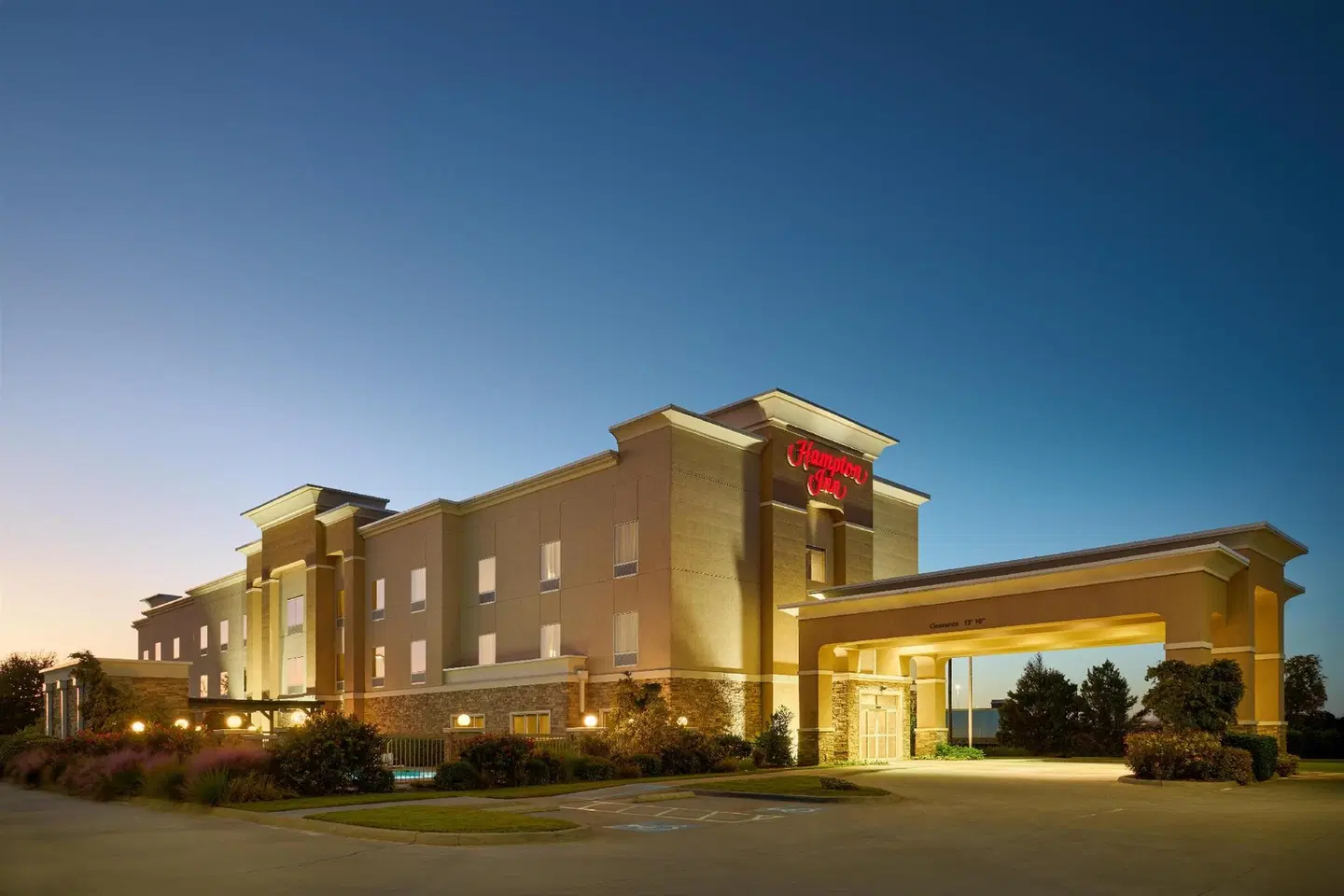 Hampton Inn Vernon EXTERIOR