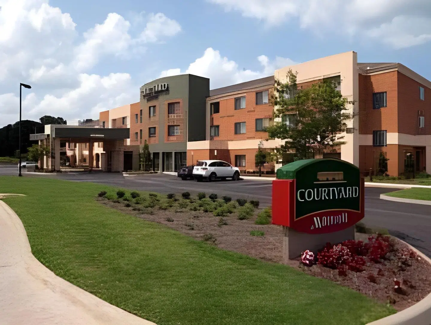 Courtyard by Marriott Troy EXTERIOR