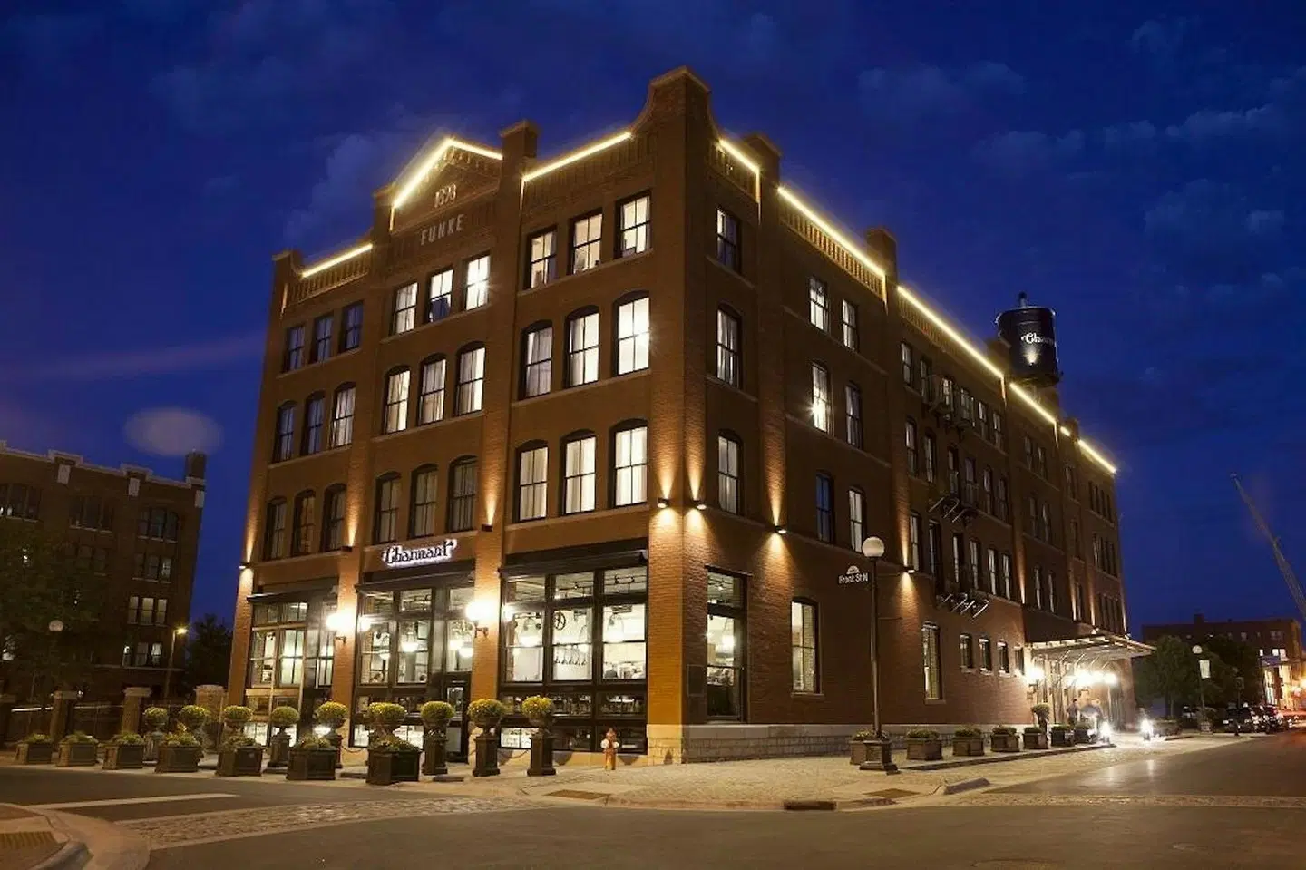 The Charmant Hotel EXTERIOR