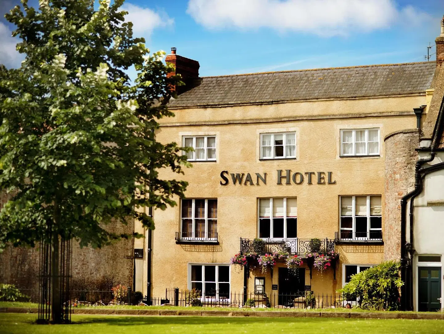The Swan Hotel Wells EXTERIOR