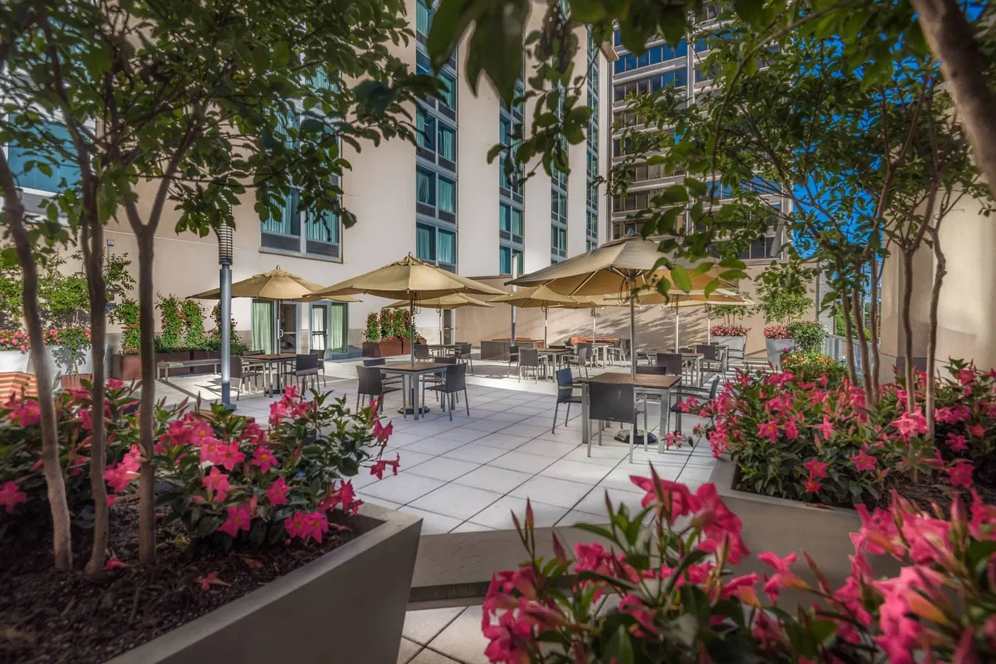 Courtyard by Marriott Bethesda Chevy Chase EXTERIOR