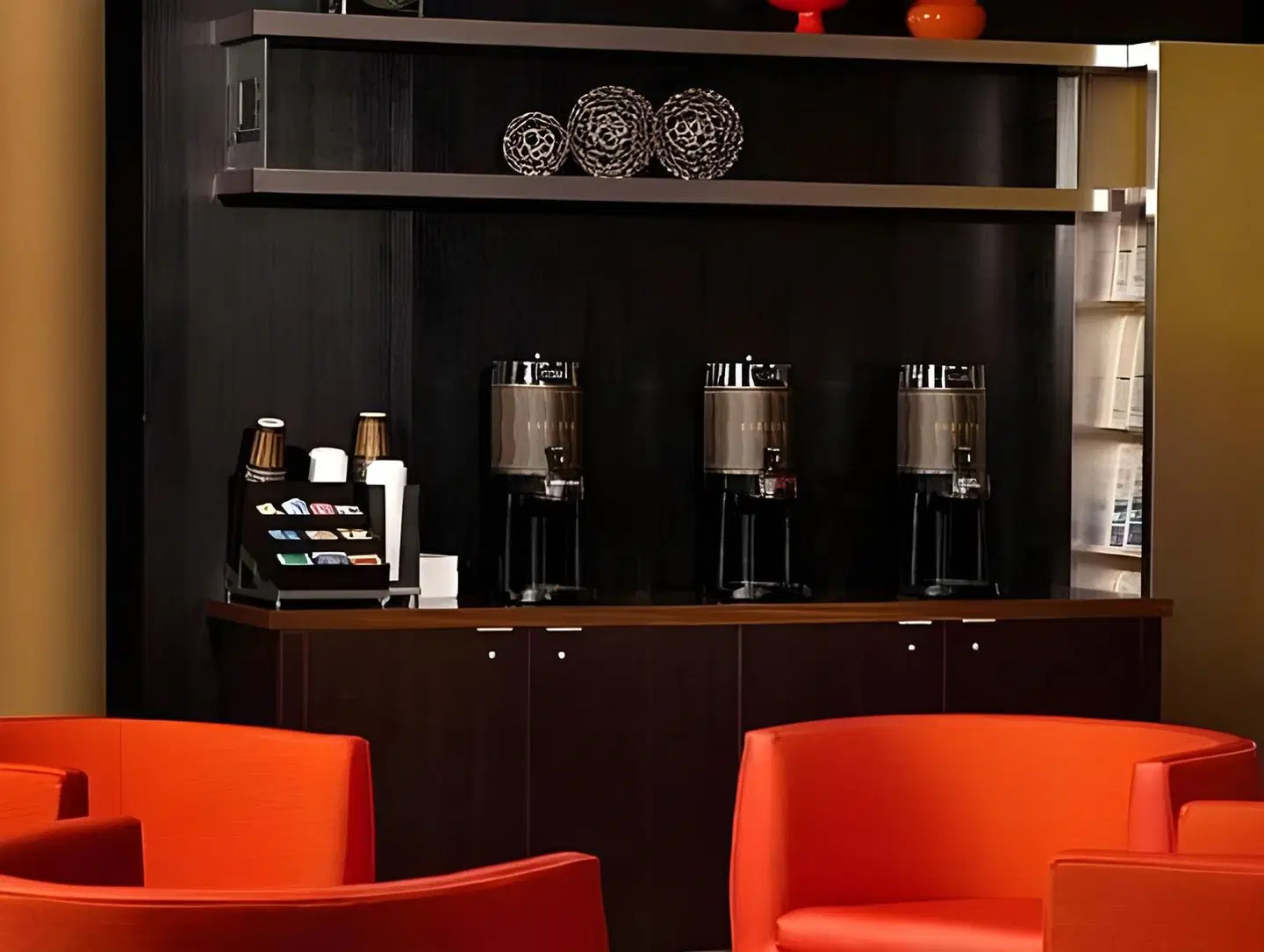 Courtyard by Marriott Milwaukee Airport Bar