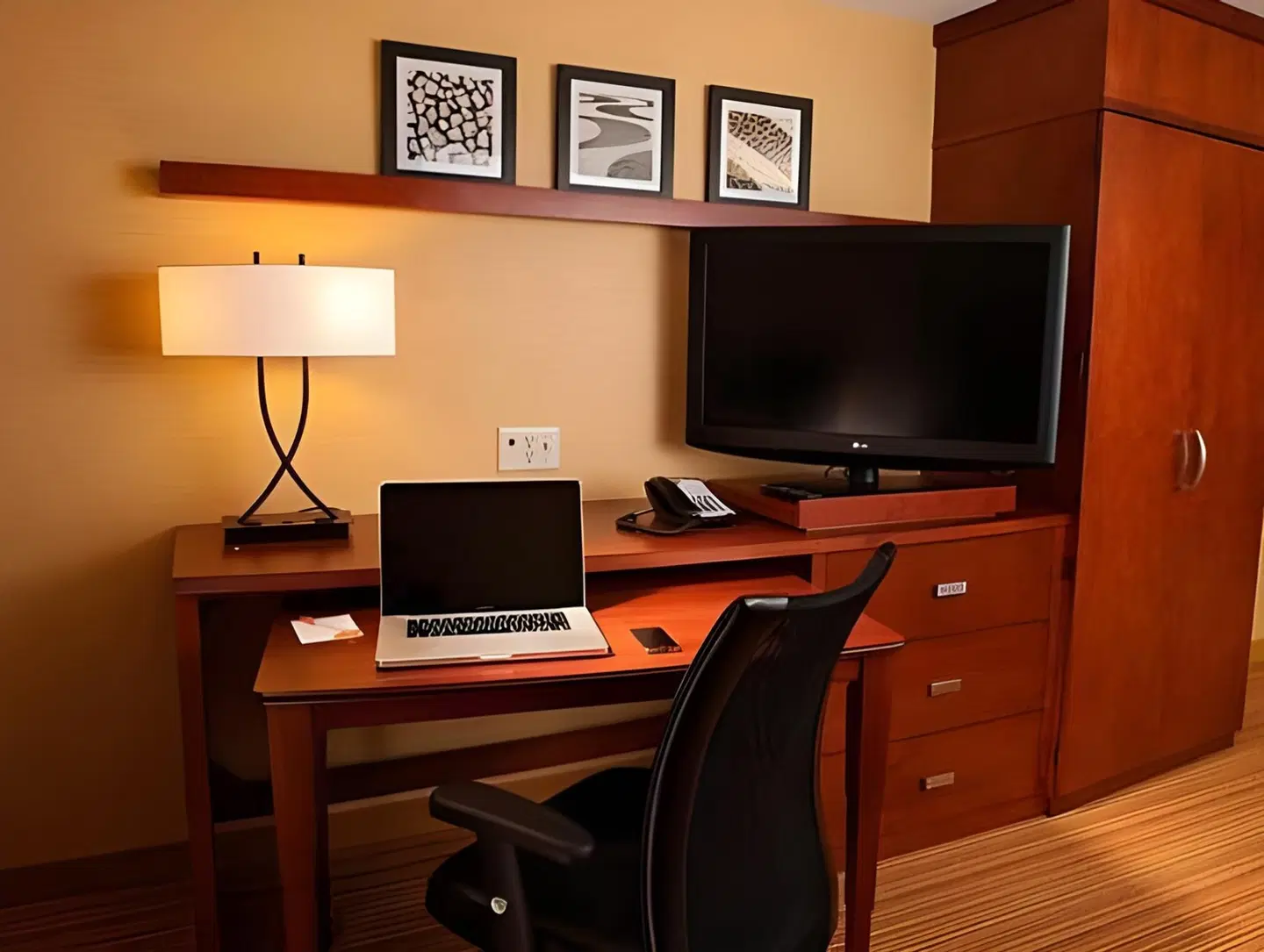 Courtyard by Marriott Milwaukee Airport ROOM_EXAMPLE