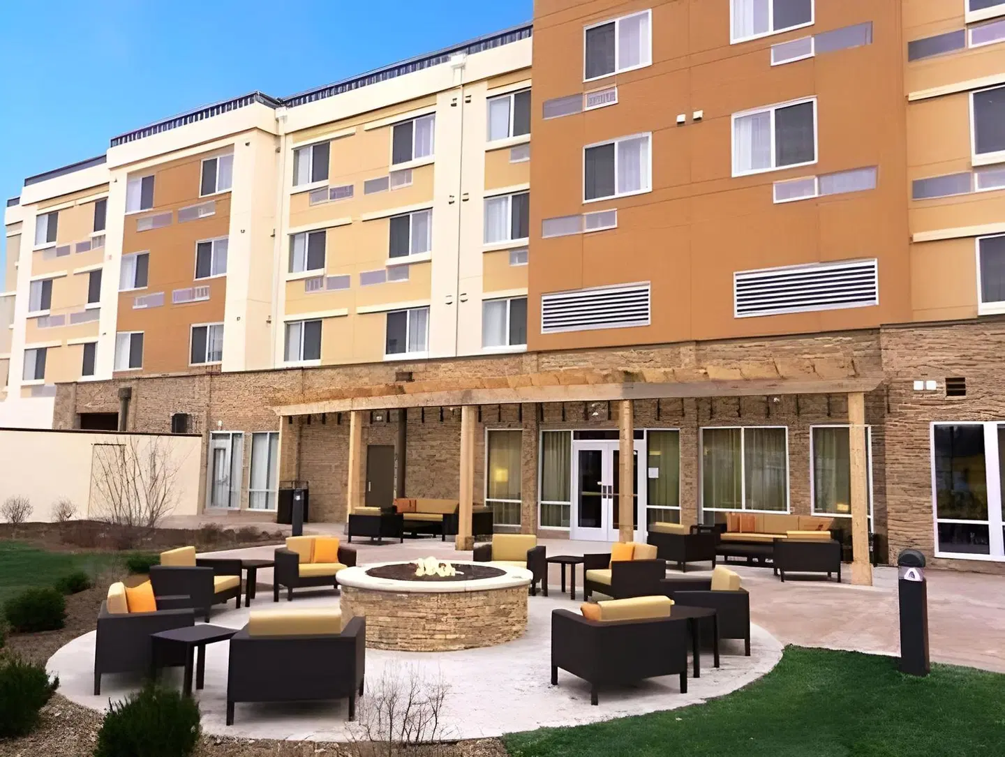 Courtyard by Marriott Milwaukee Airport EXTERIOR
