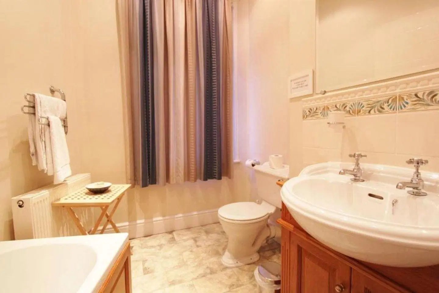 Queens Court Hotel Badezimmer