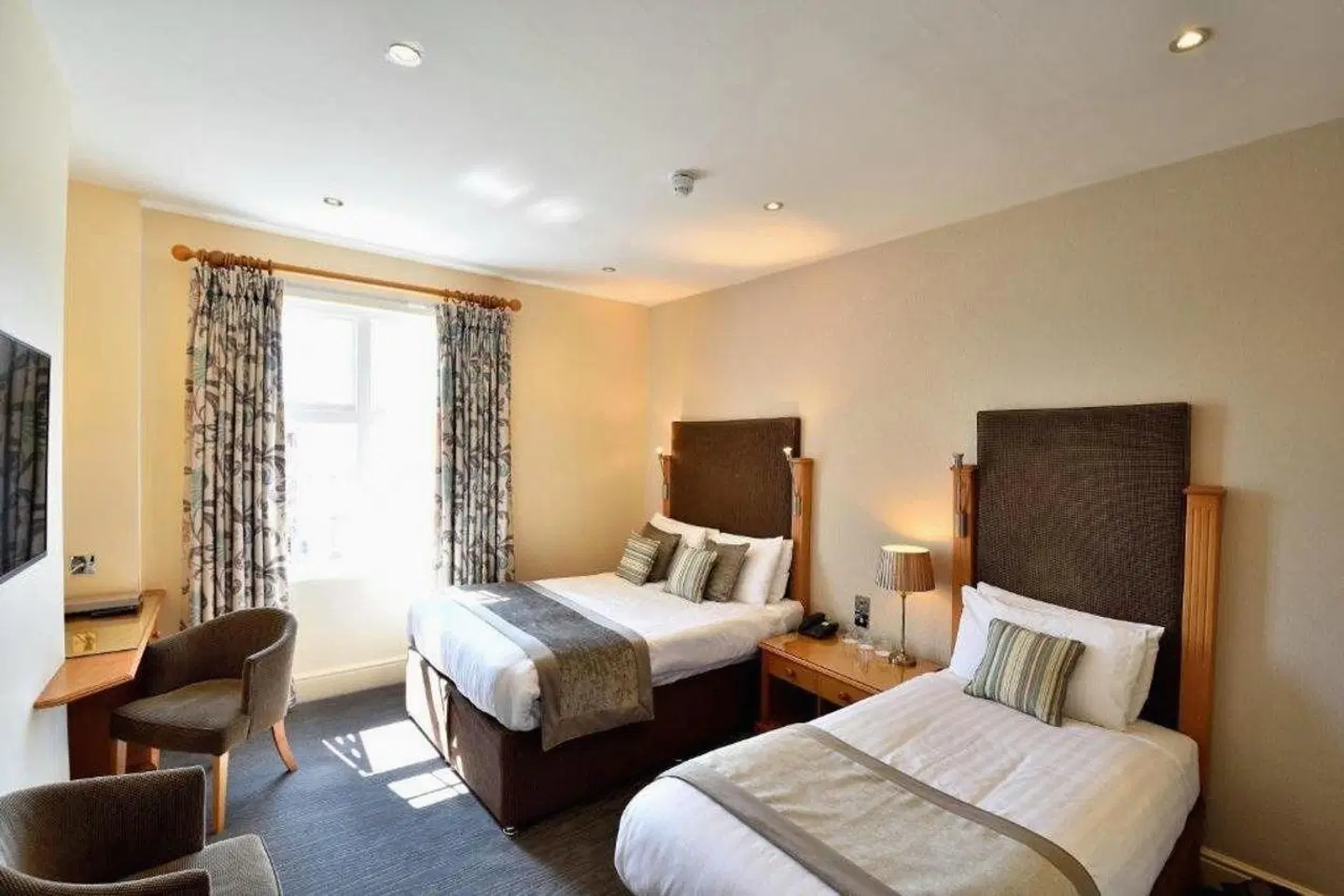 Queens Court Hotel ROOM_EXAMPLE