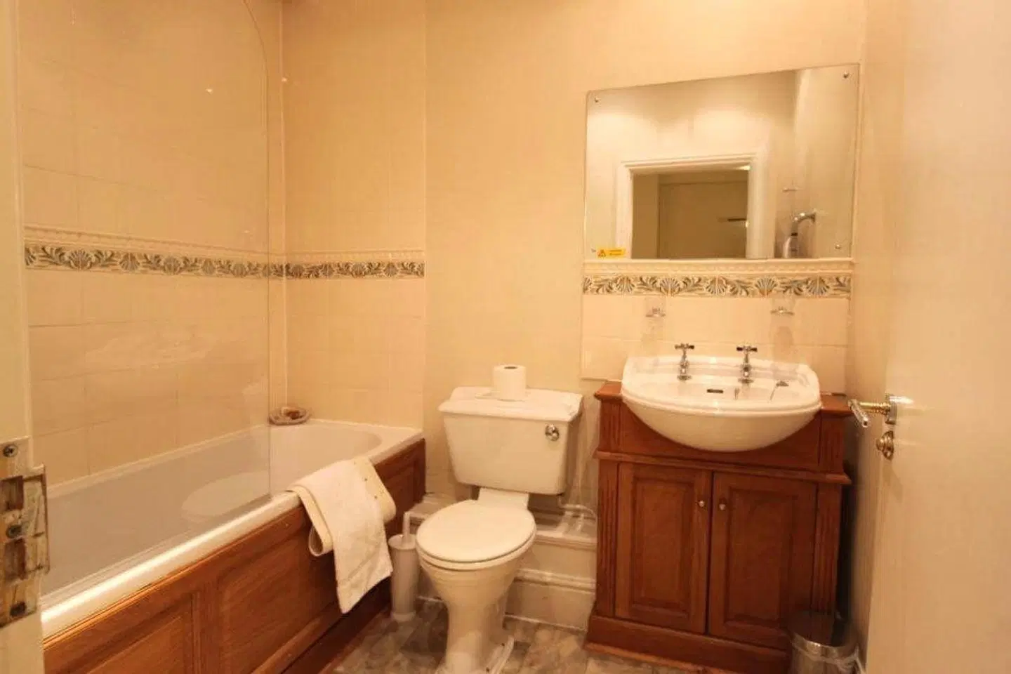 Queens Court Hotel Badezimmer