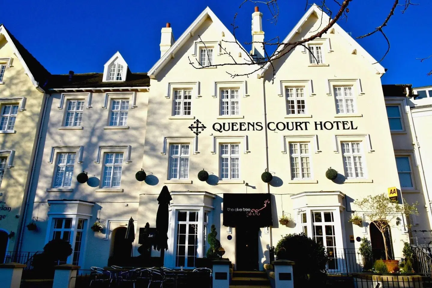 Queens Court Hotel EXTERIOR