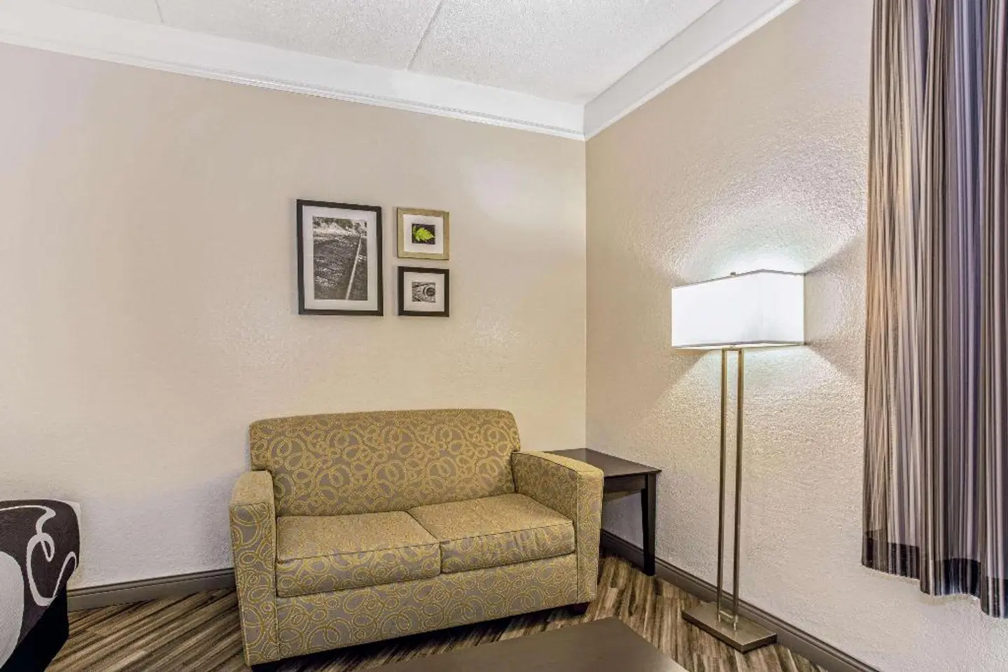 La Quinta Inn & Suites by Wyndham Orlando Airport North ROOM_EXAMPLE
