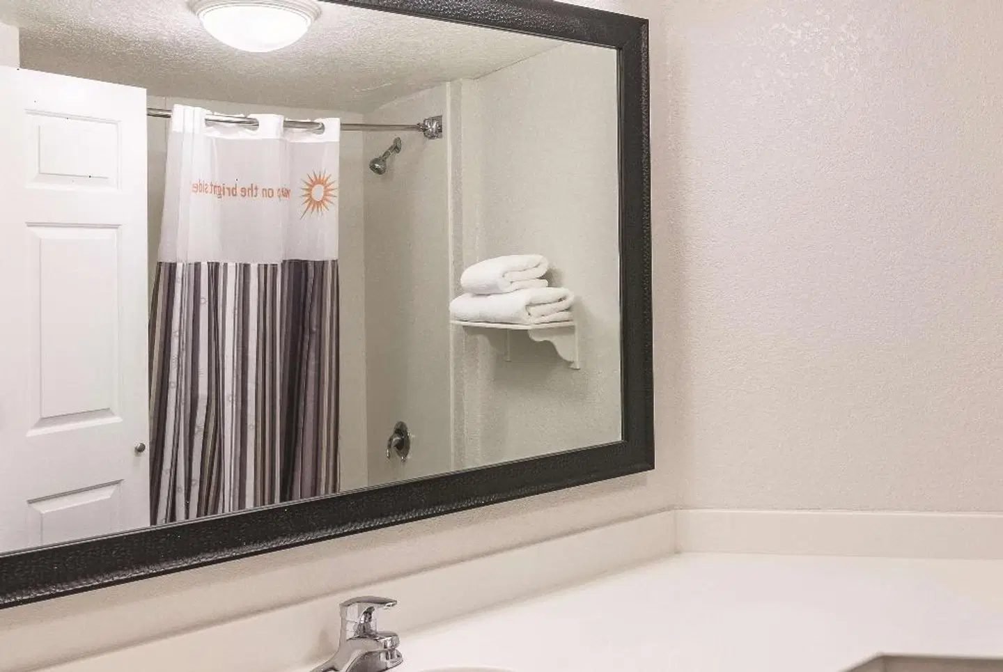 La Quinta Inn & Suites by Wyndham Orlando Airport North Badezimmer
