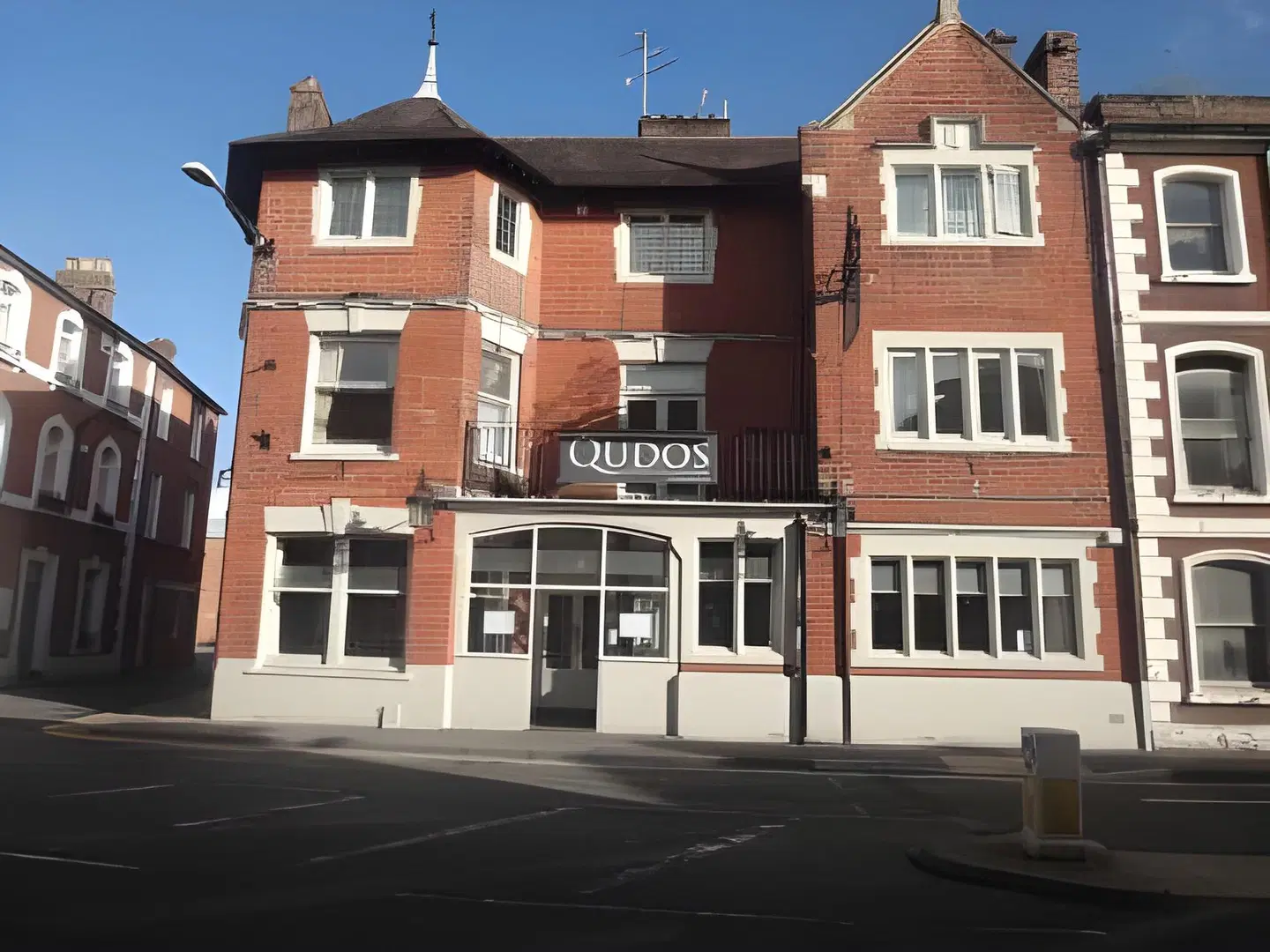 Qudos EXTERIOR