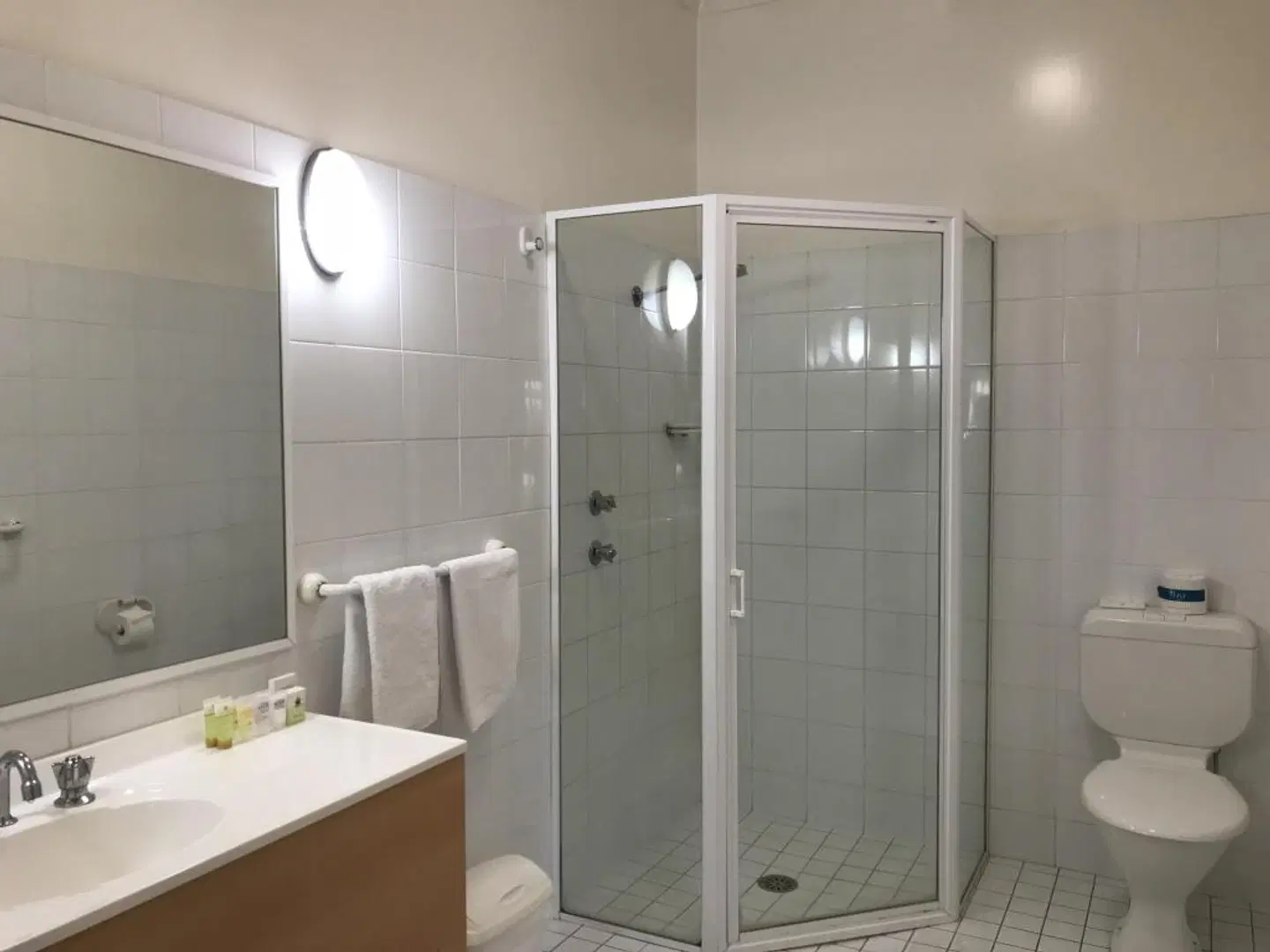 Country Gardens Motor Inn Badezimmer