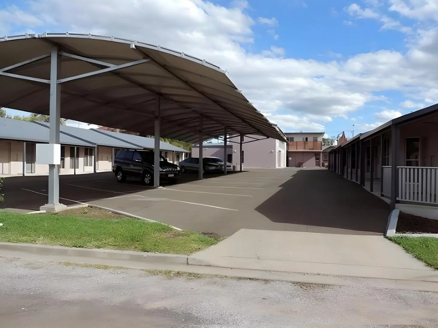 Mackellar Motel EXTERIOR